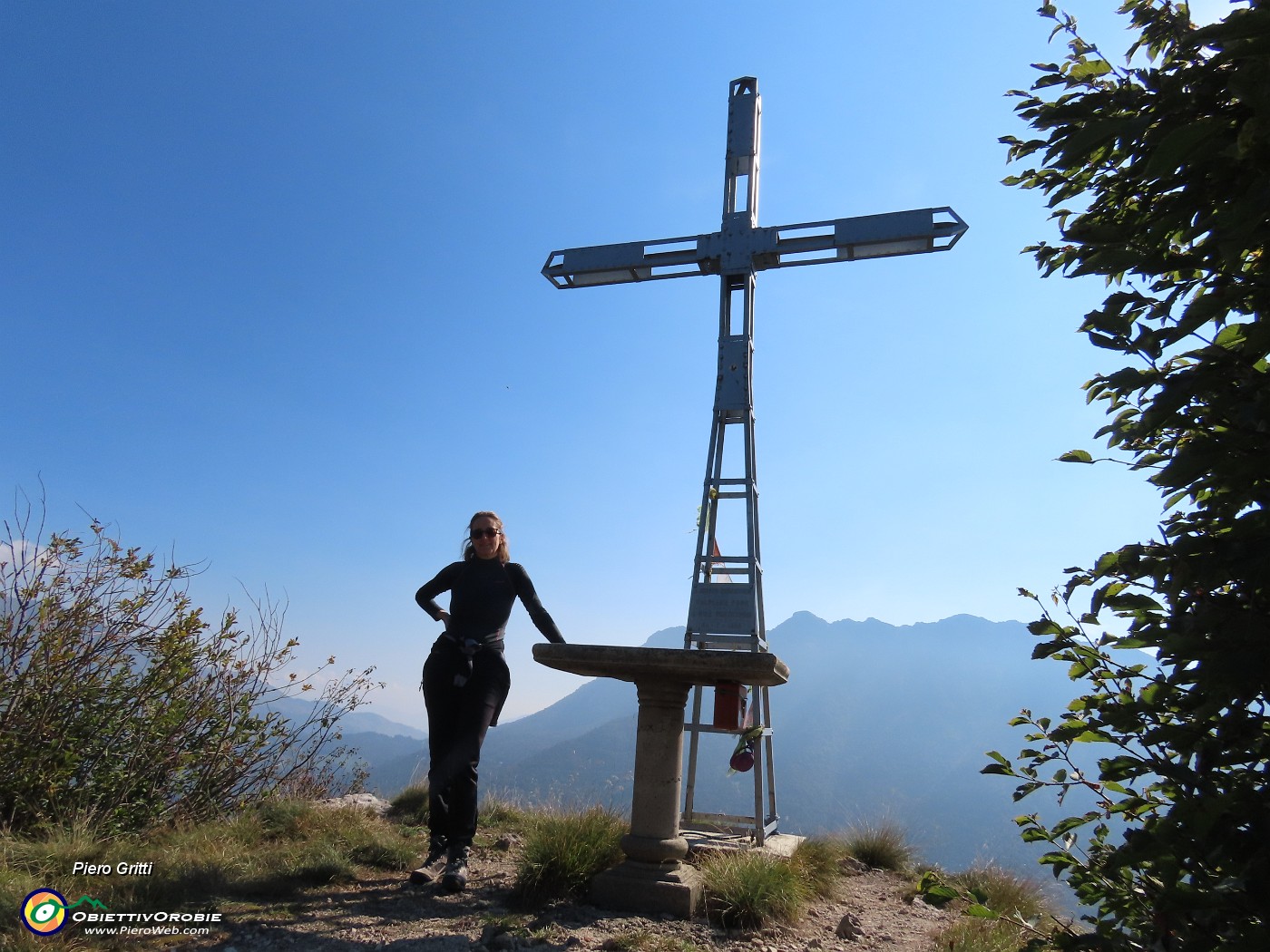 37 Alla croce del Monte Castello (1425 m) baciata dal sole con vista in Alben.JPG